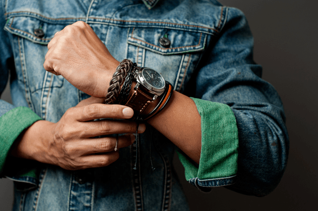 mannen dragen horloge met touw armband informeel