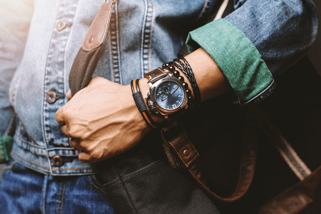 kleine armband met groot horloge